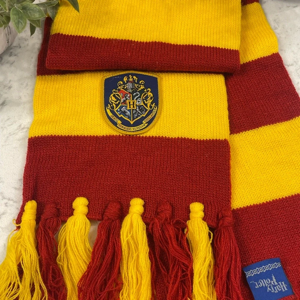 Harry Potter Gryffindor House Officially Licensed Scarf with Fringe - Picture 2 of 5